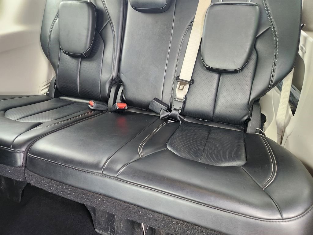 Used 2023 Chrysler Pacifica Touring-L image 31