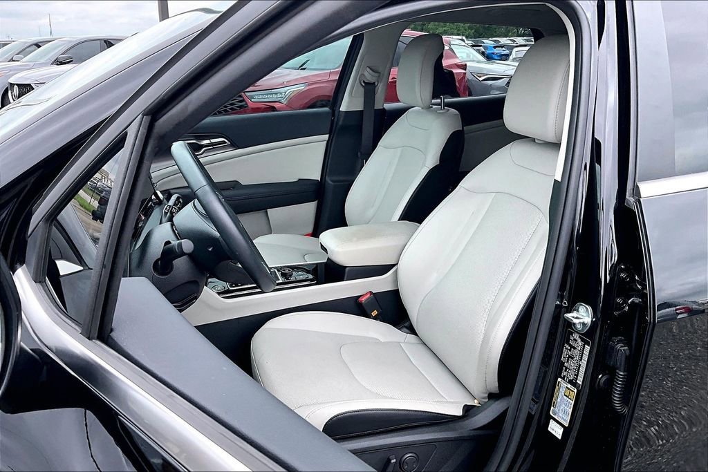 Used 2025 Kia Sportage EX w/ Premium Package FWD image 35