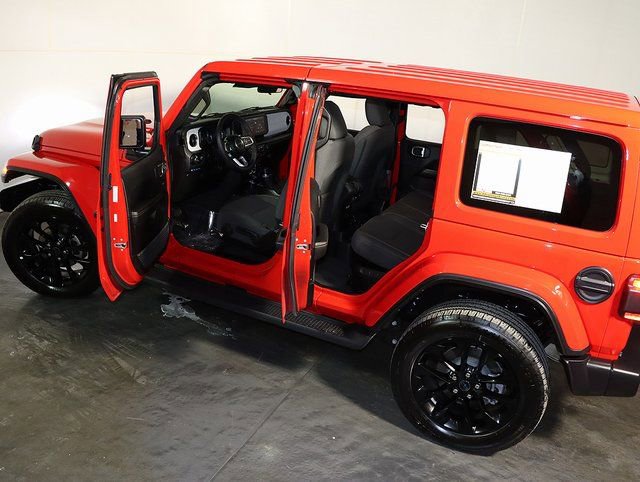 Used 2025 Jeep Wrangler Unlimited Sahara image 5