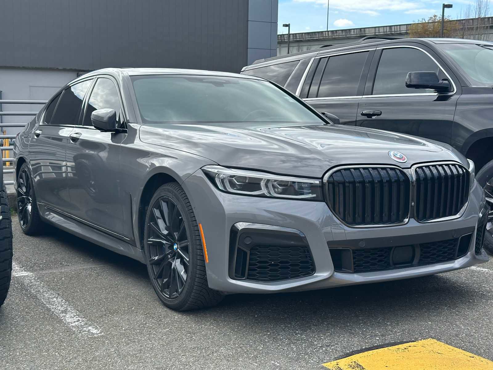 Used 2021 BMW 750i xDrive w/ Executive Package image 3