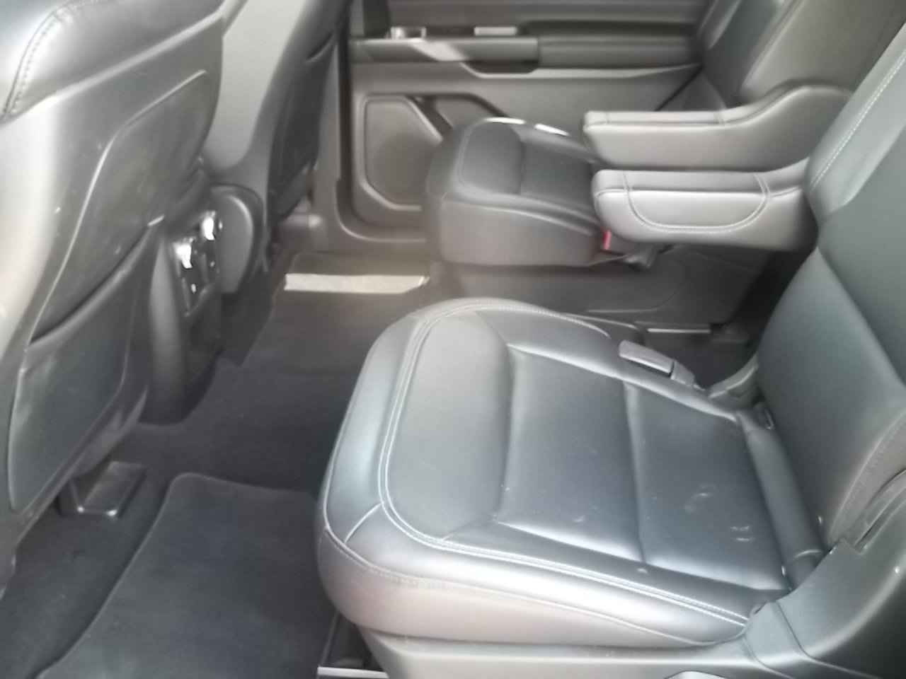 Used 2020 Ford Explorer XLT w/ Equipment Group 202A AWD/4WD image 11