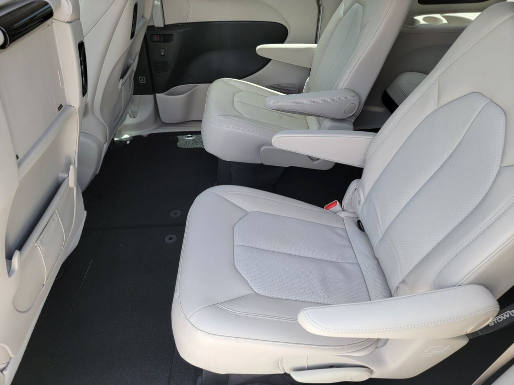 Used 2018 Chrysler Pacifica Touring-L Plus w/ Advanced Safetytec Group FWD image 12