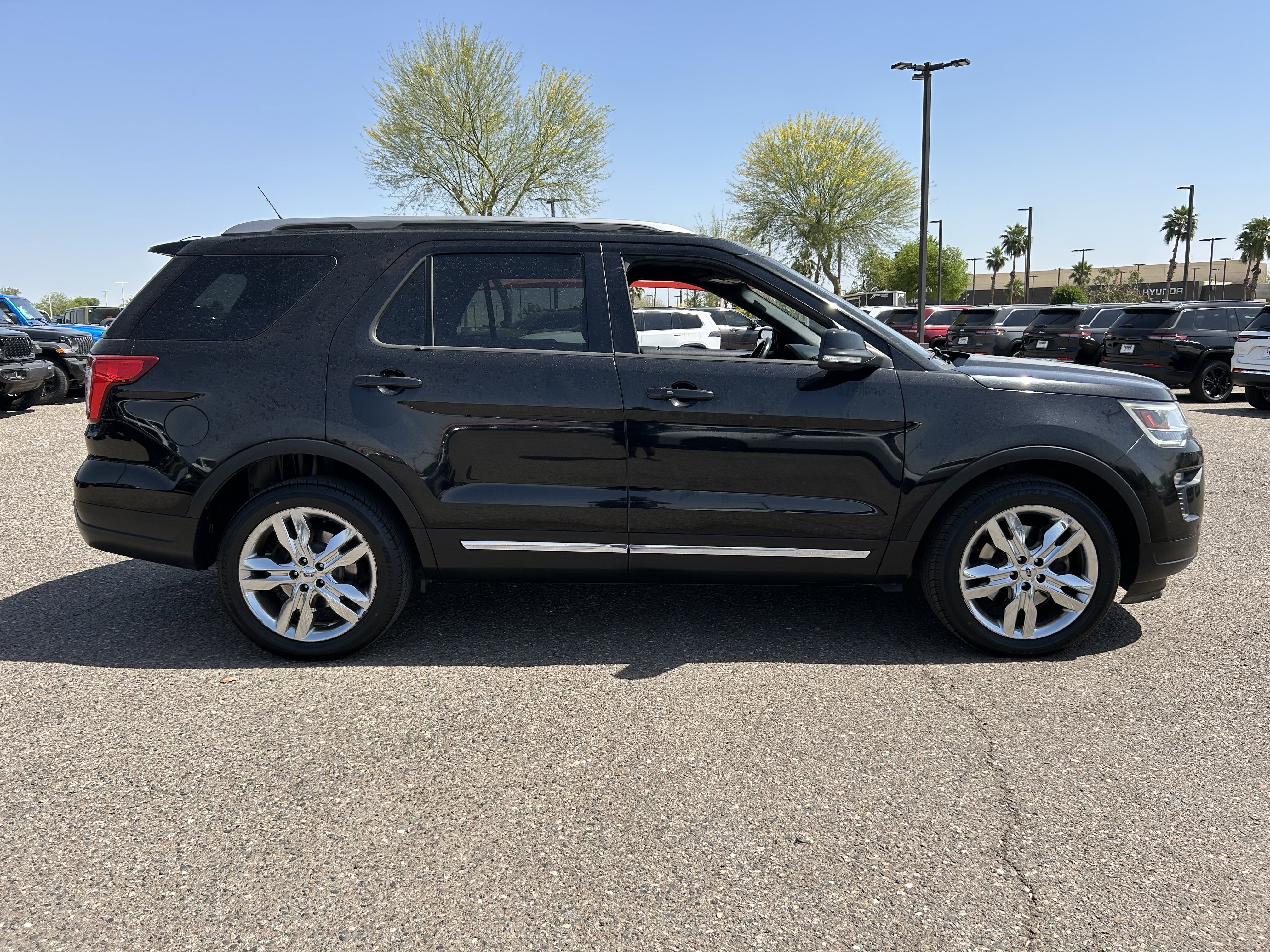 Used 2018 Ford Explorer XLT w/ Equipment Group 201A image 6