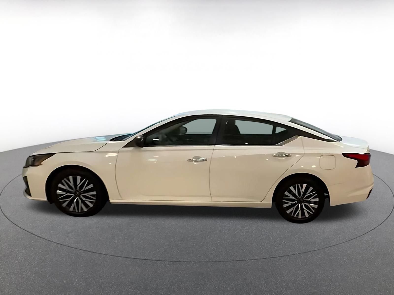 Used 2025 Nissan Altima 2.5 SV FWD image 10