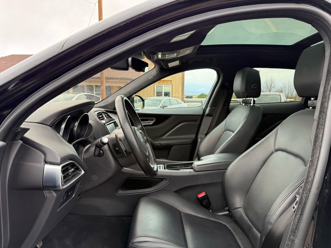 Used 2019 Jaguar F-PACE Premium image 16