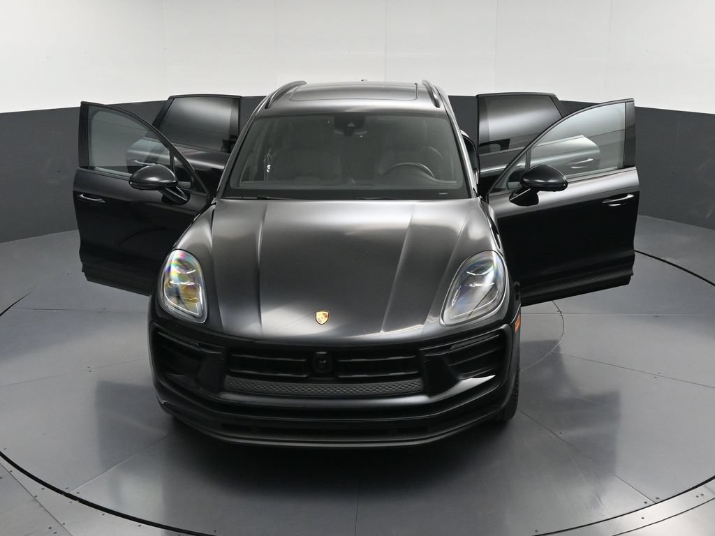 Certified 2024 Porsche Macan AWD/4WD image 32