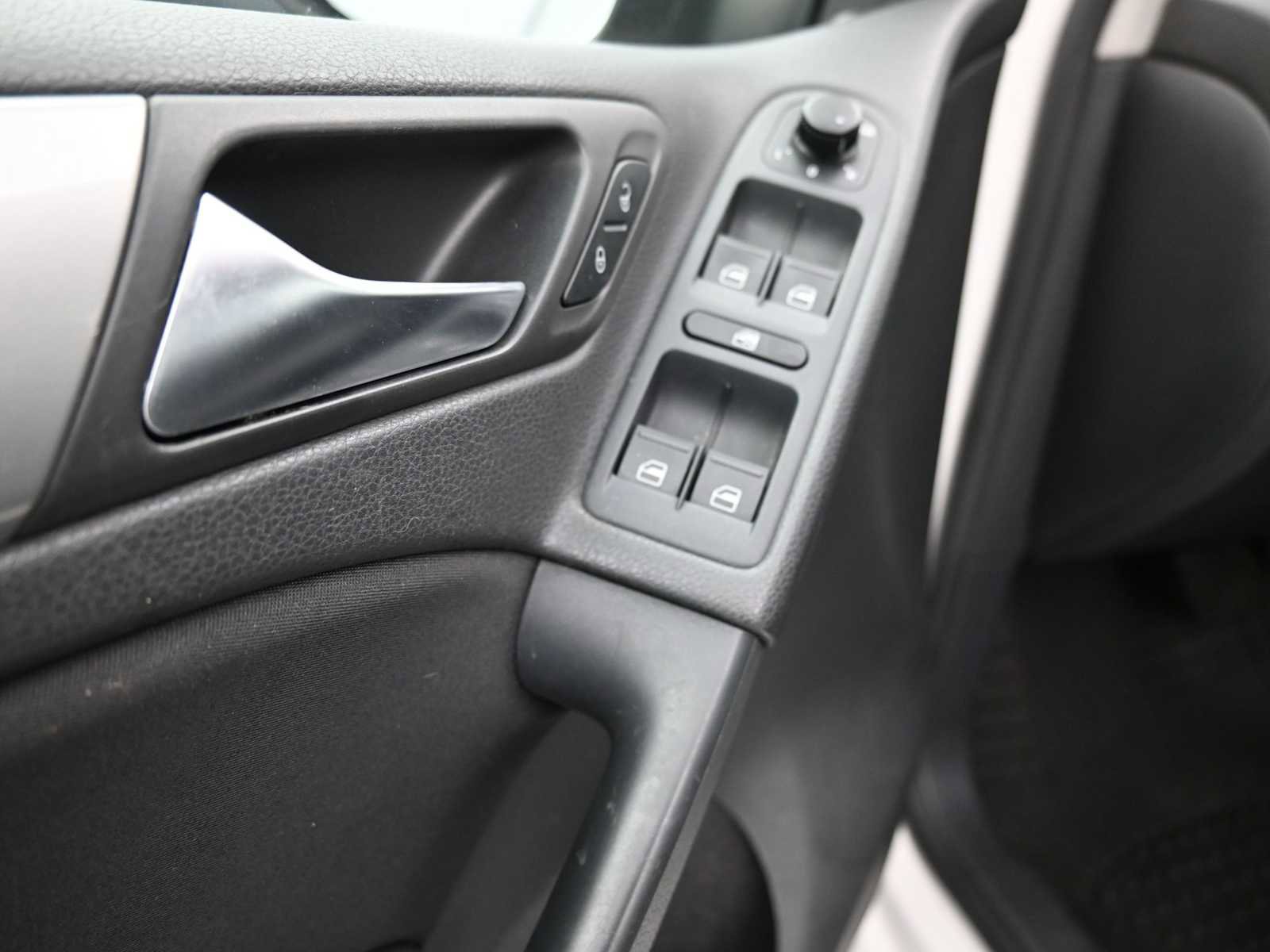 Used 2010 Volkswagen Golf 4-Door image 9