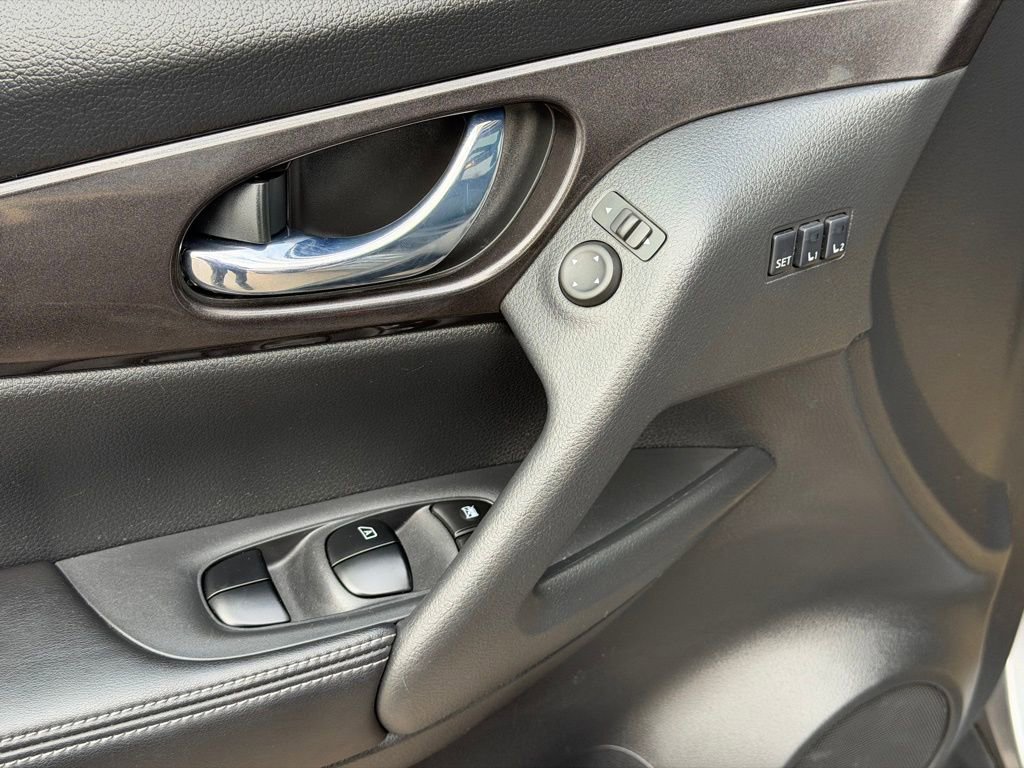 Used 2018 Nissan Rogue SV w/ Sun & Sound Touring Package image 21