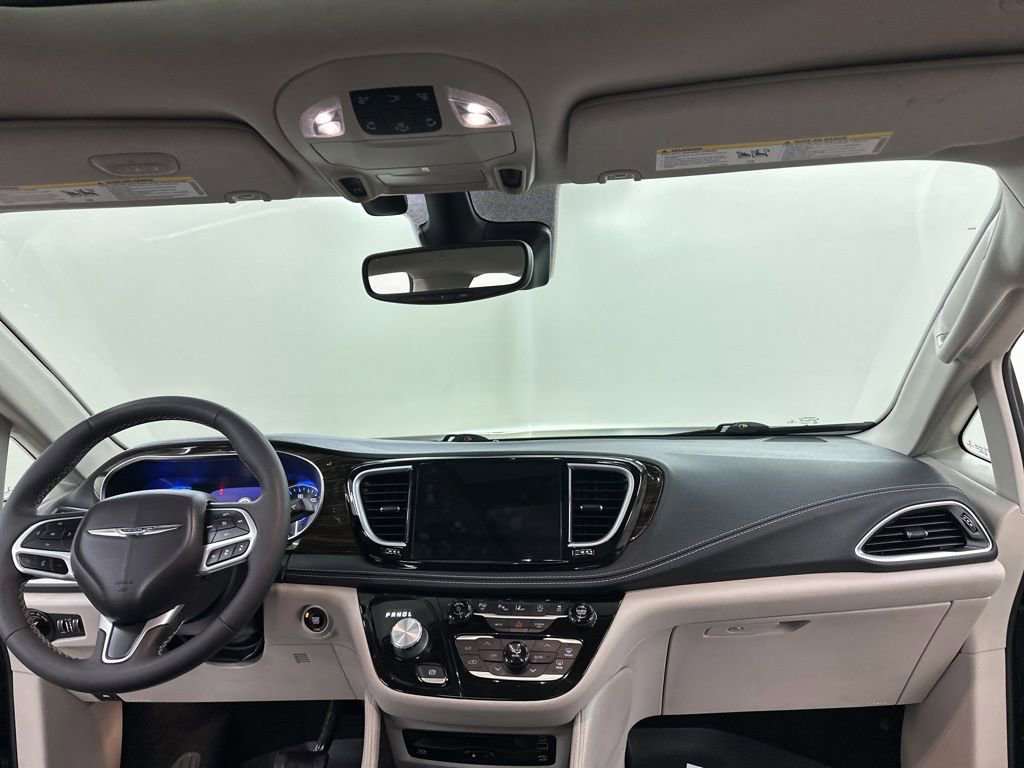 Used 2022 Chrysler Pacifica Limited w/ Uconnect Theater Family Group image 23