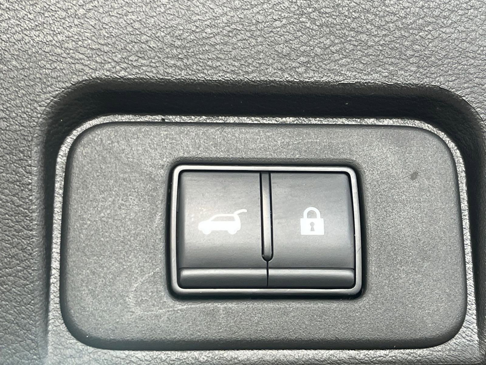 Used 2025 Nissan Rogue SV FWD image 22
