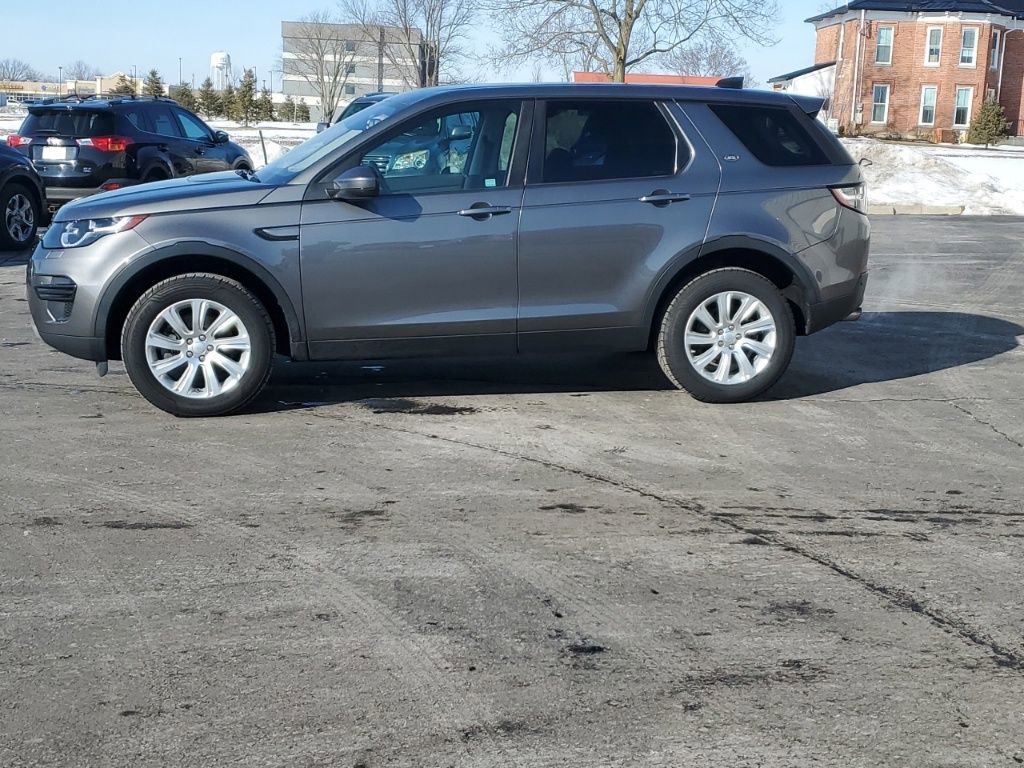 Used 2017 Land Rover Discovery Sport SE image 4