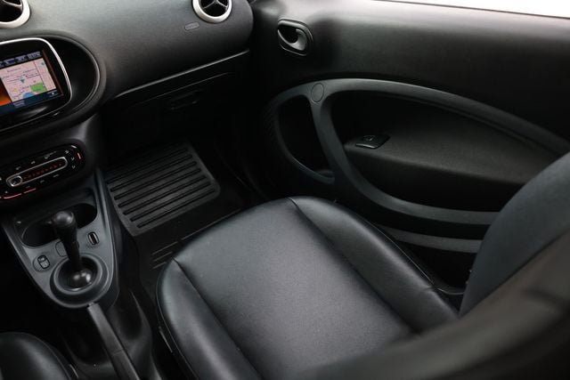 Used 2016 smart fortwo passion RWD image 21