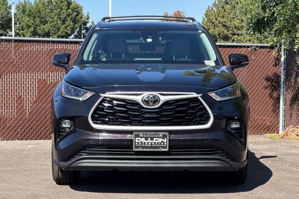 Used 2021 Toyota Highlander XLE AWD/4WD image 12