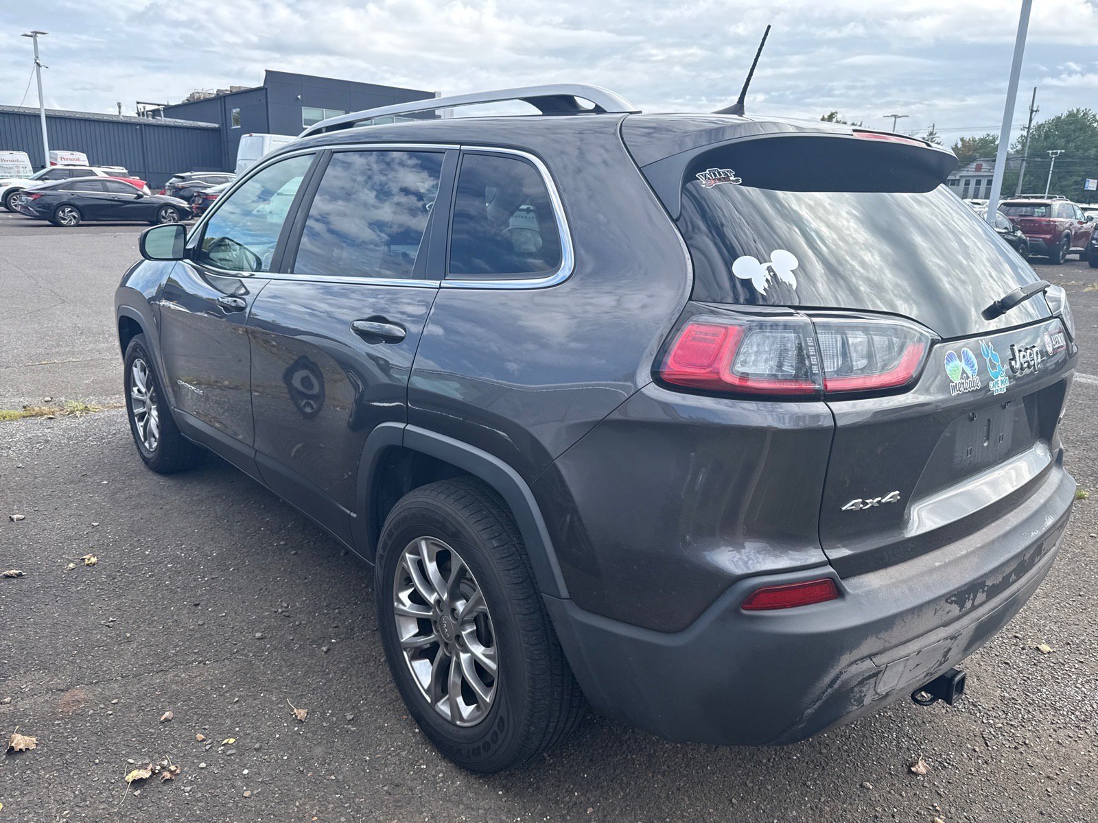 Used 2019 Jeep Cherokee Latitude Plus AWD/4WD image 4