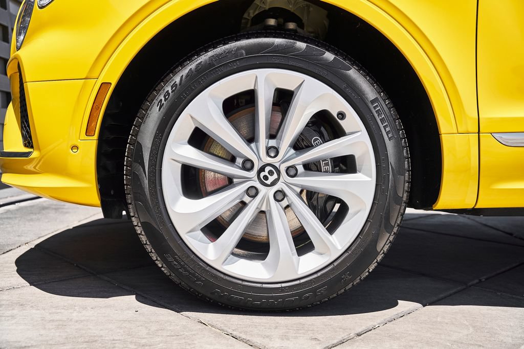Used 2023 Bentley Bentayga AWD/4WD image 3