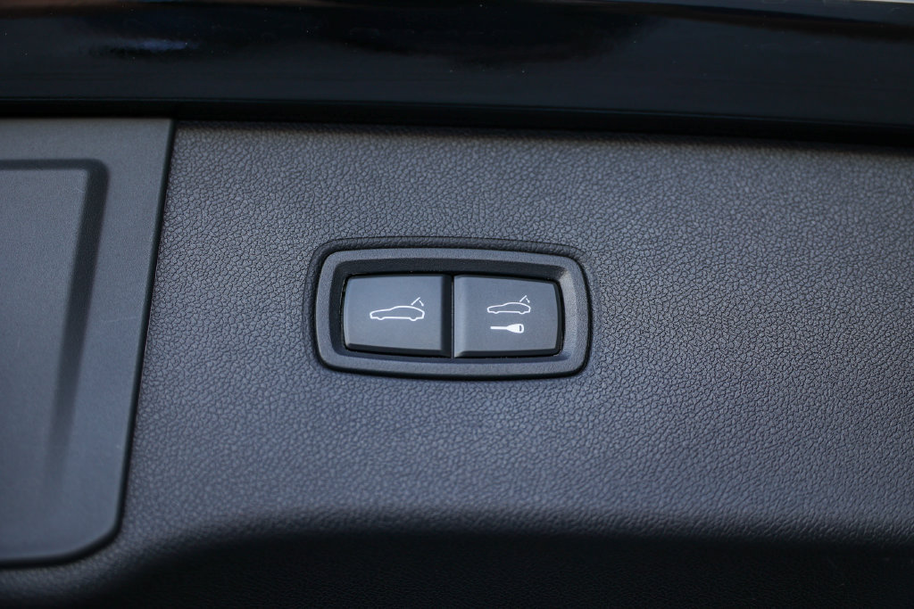 Certified 2025 Porsche Cayenne Turbo AWD/4WD image 34