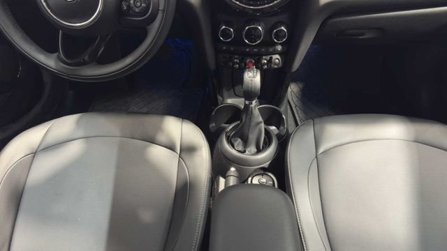 Used 2019 MINI Cooper 4-Door Hardtop w/ Signature Upholstery Package FWD image 17