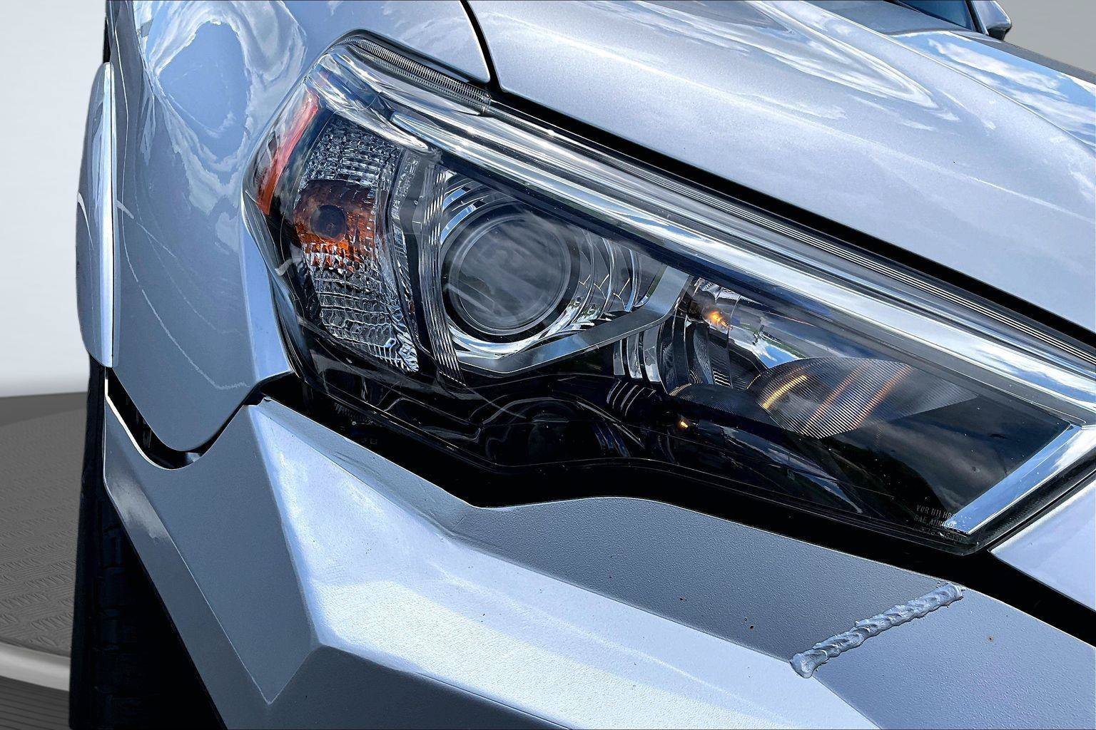 Used 2018 Toyota 4Runner SR5 AWD/4WD image 30