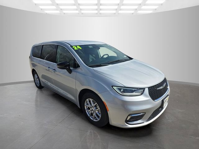 Used 2024 Chrysler Pacifica Touring-L image 3