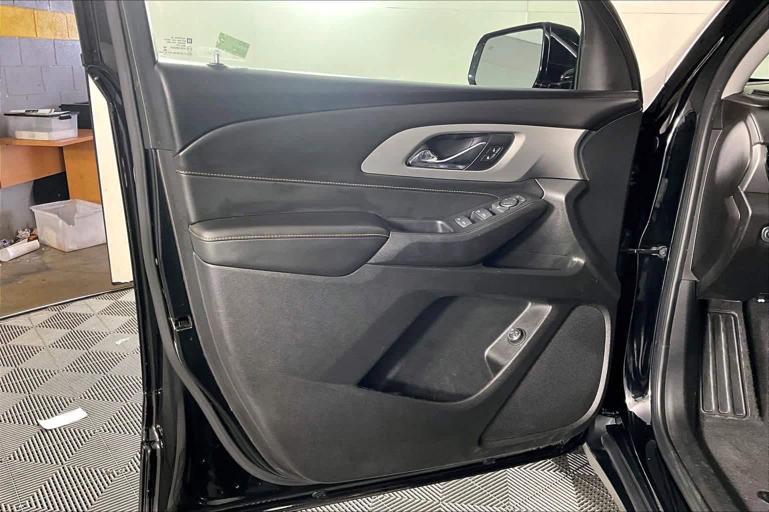 Used 2018 Chevrolet Traverse LT FWD image 21