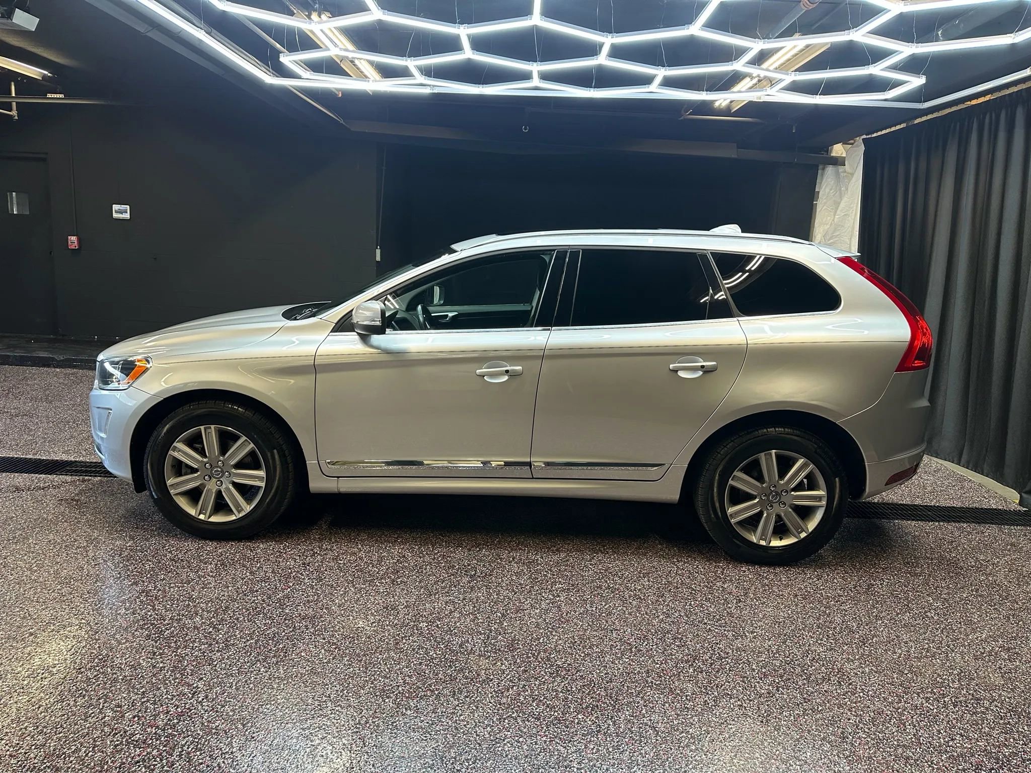 Used 2016 Volvo XC60 T6 w/ Proximity Package image 4