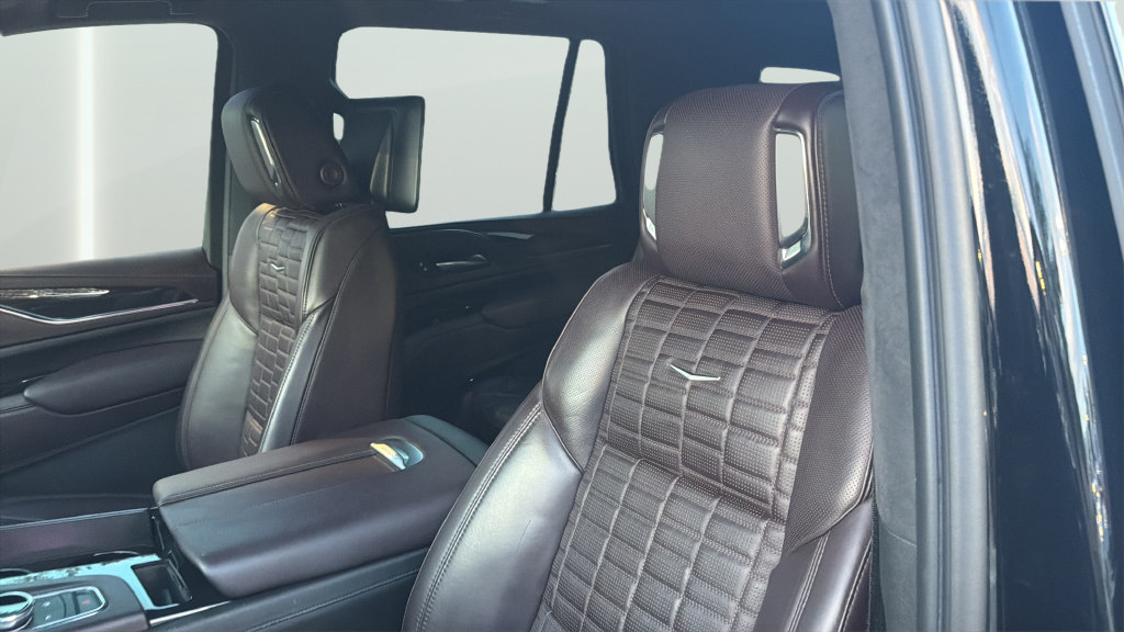 Used 2023 Cadillac Escalade Sport Platinum w/ LPO, ONYX Package AWD/4WD image 11