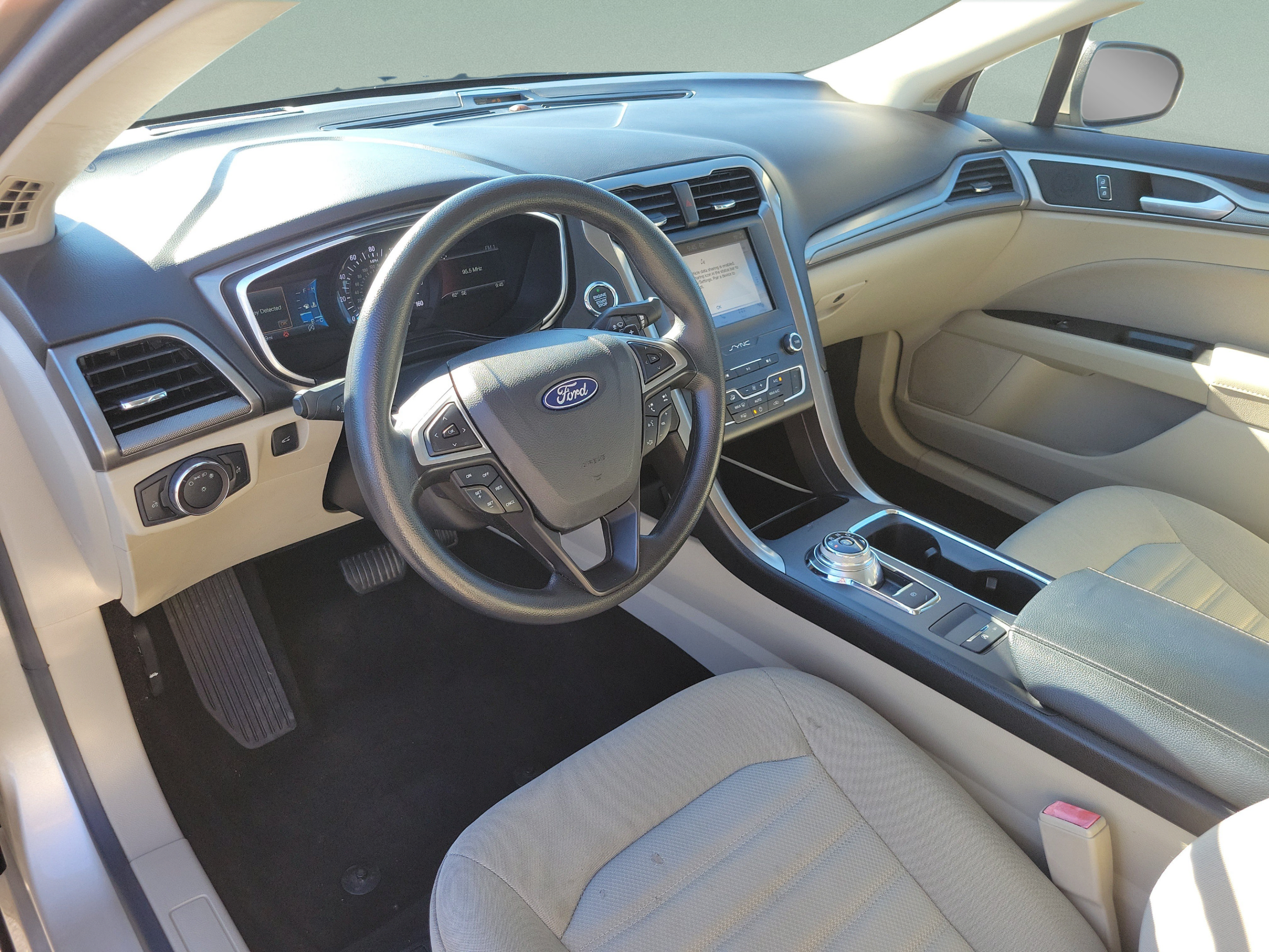Used 2019 Ford Fusion SE FWD image 15