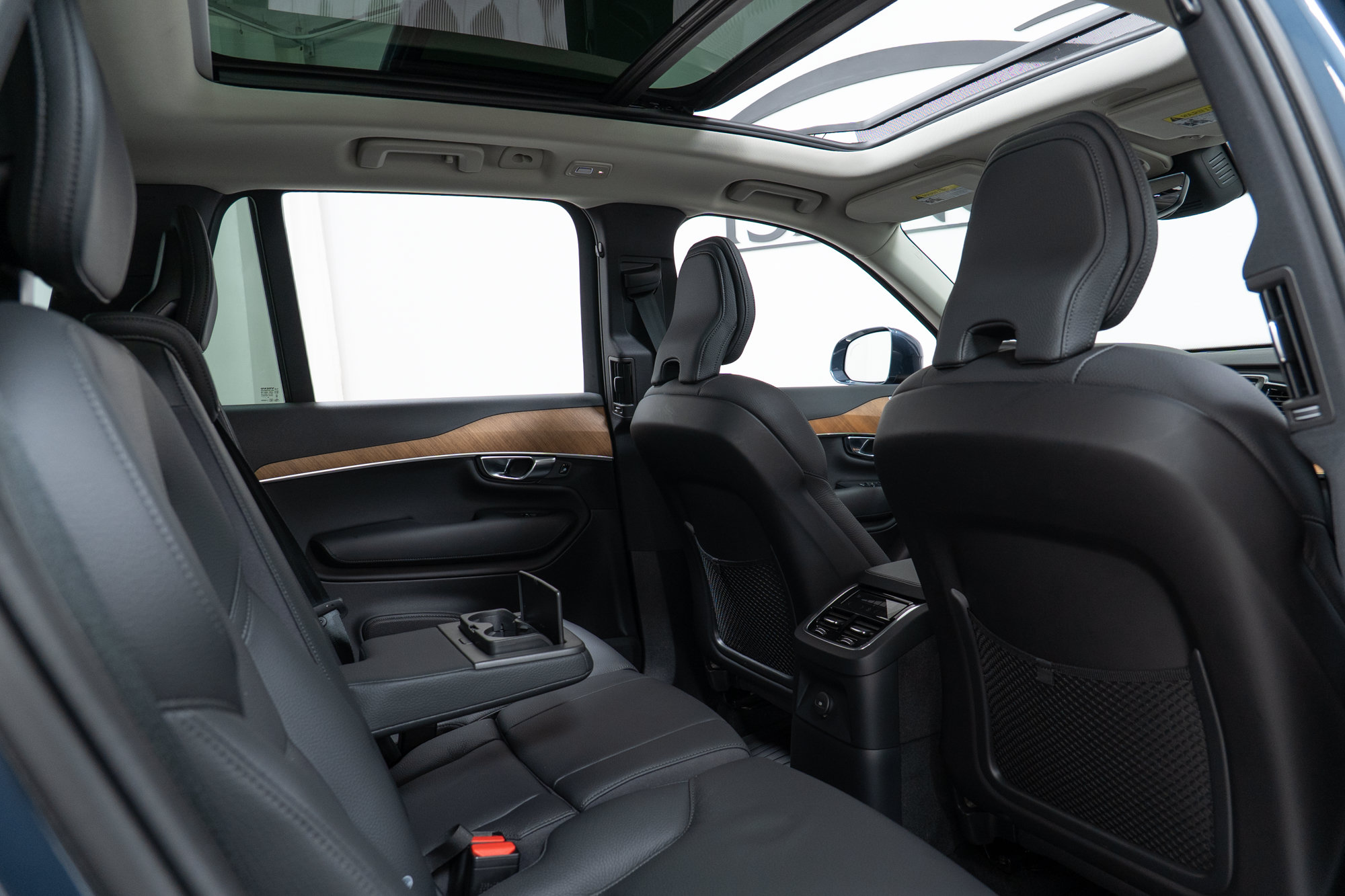 Certified 2025 Volvo XC90 T8 Plus w/ Protection Package Premier AWD/4WD image 23