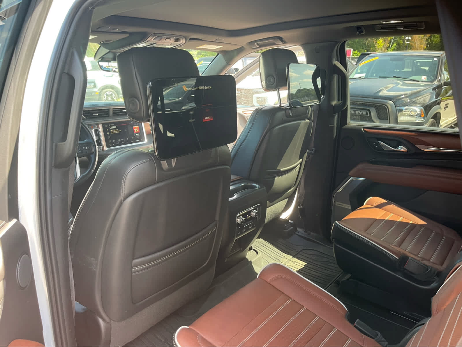 Used 2023 GMC Yukon Denali Ultimate AWD/4WD image 28