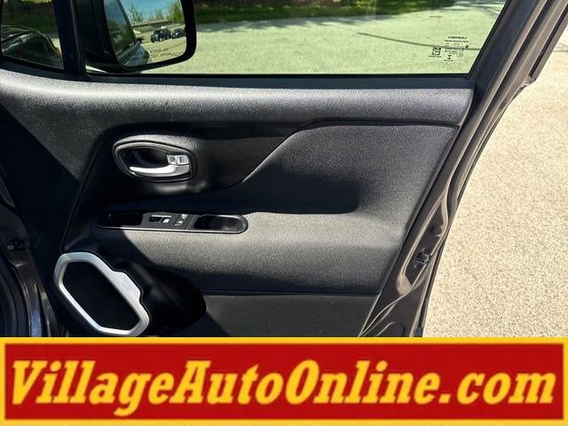 Used 2019 Jeep Renegade Latitude w/ Cold Weather Group AWD/4WD image 40