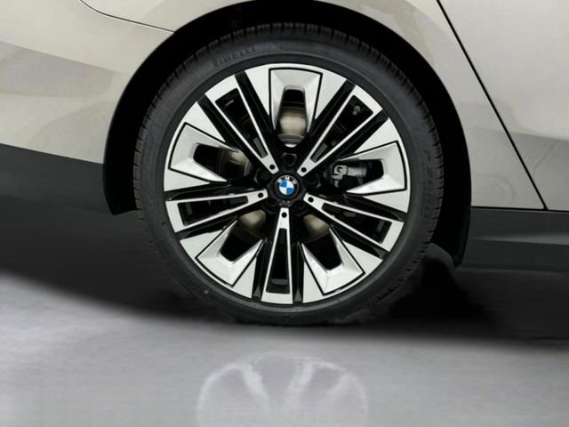 Certified 2026 BMW i5 eDrive40 w/ Premium Package AWD/4WD image 33