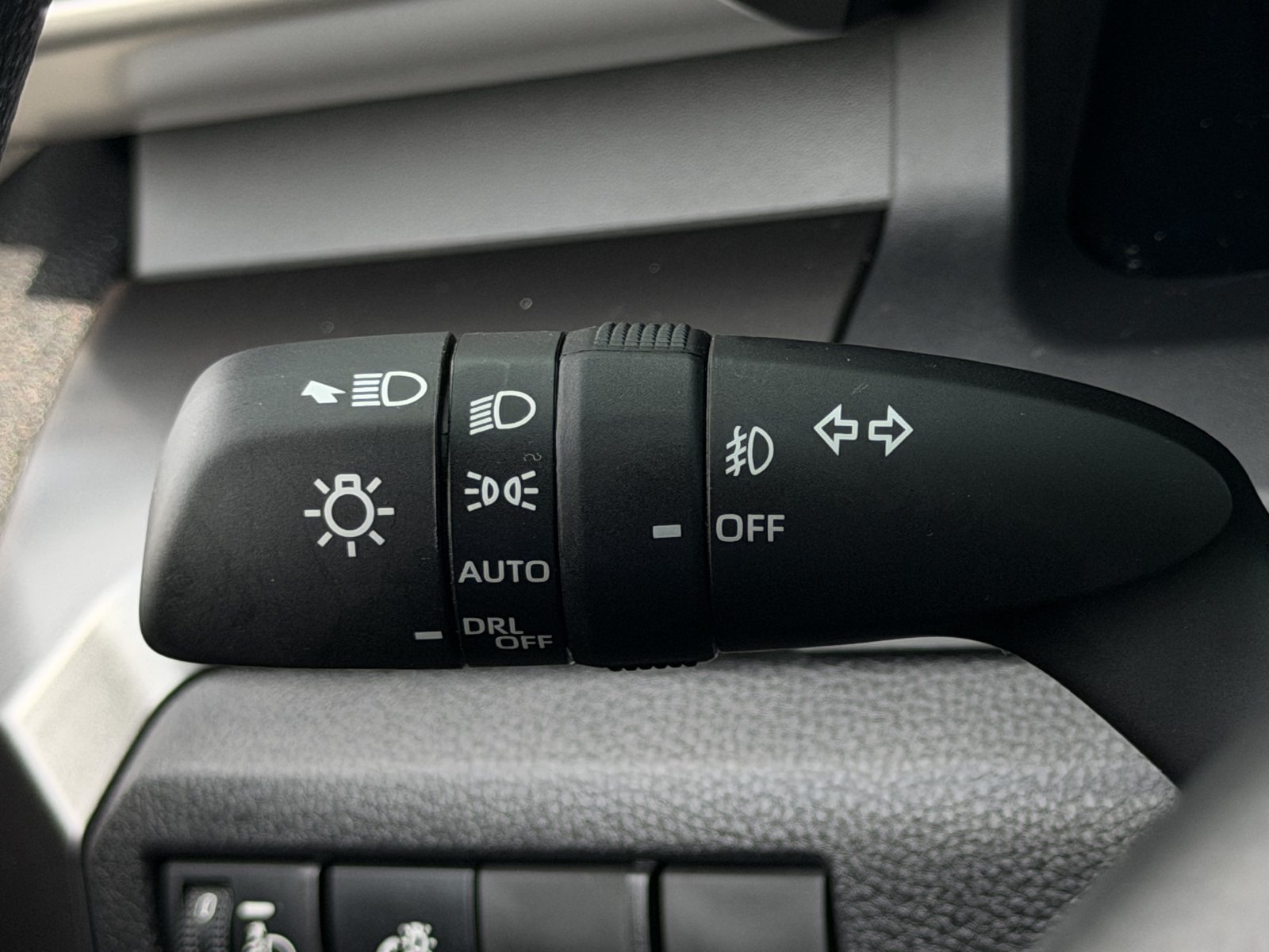 Used 2025 Toyota Tacoma SR5 AWD/4WD image 23
