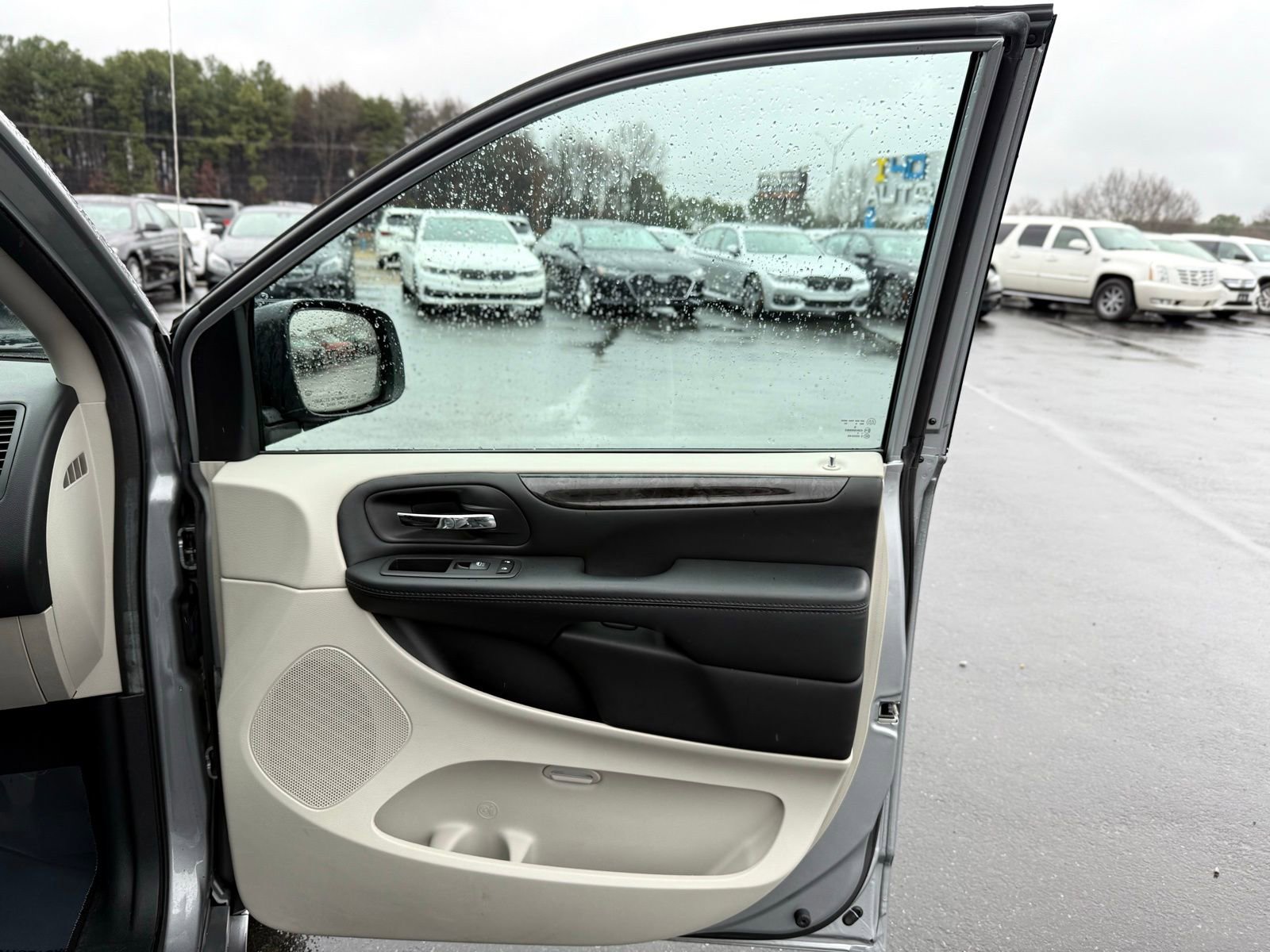 Used 2018 Dodge Grand Caravan SE w/ UConnect Hands-Free Group image 23