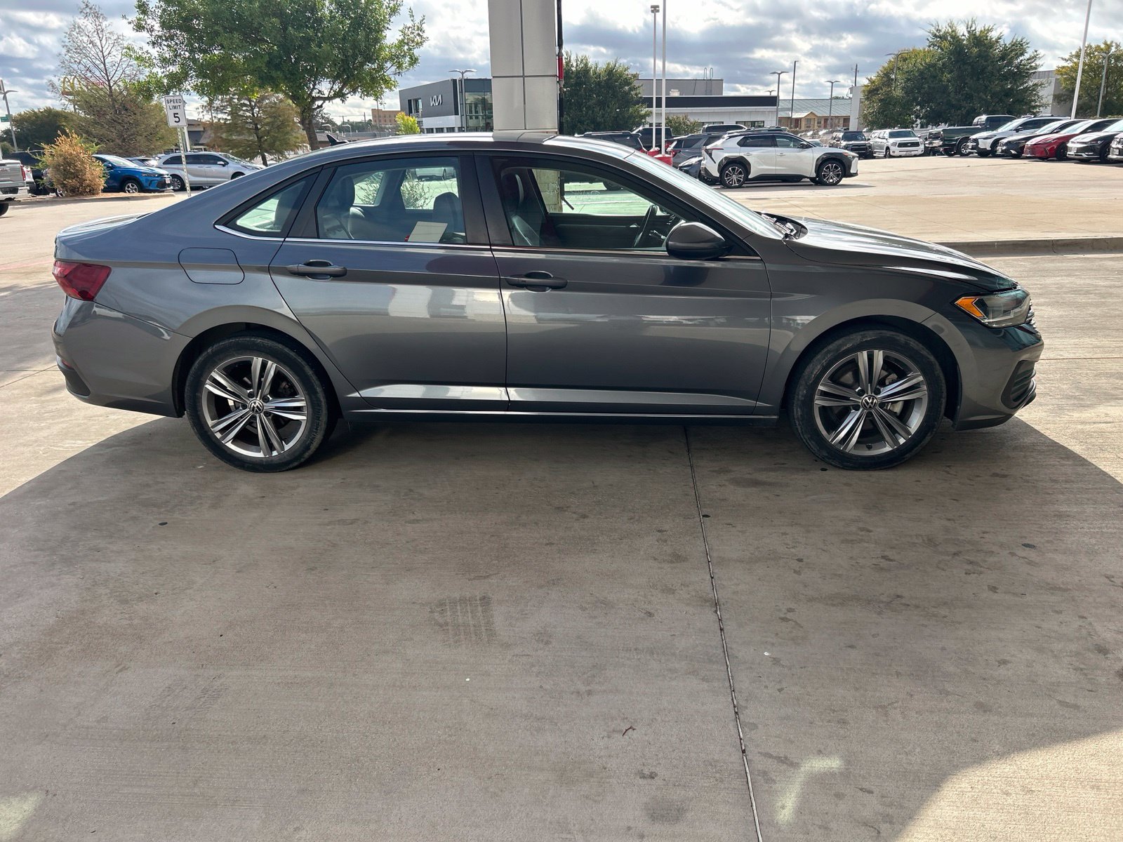 Used 2024 Volkswagen Jetta SE FWD image 5