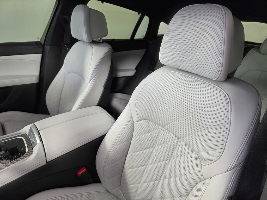 Used 2023 BMW X6 xDrive40i w/ Executive Package image 11