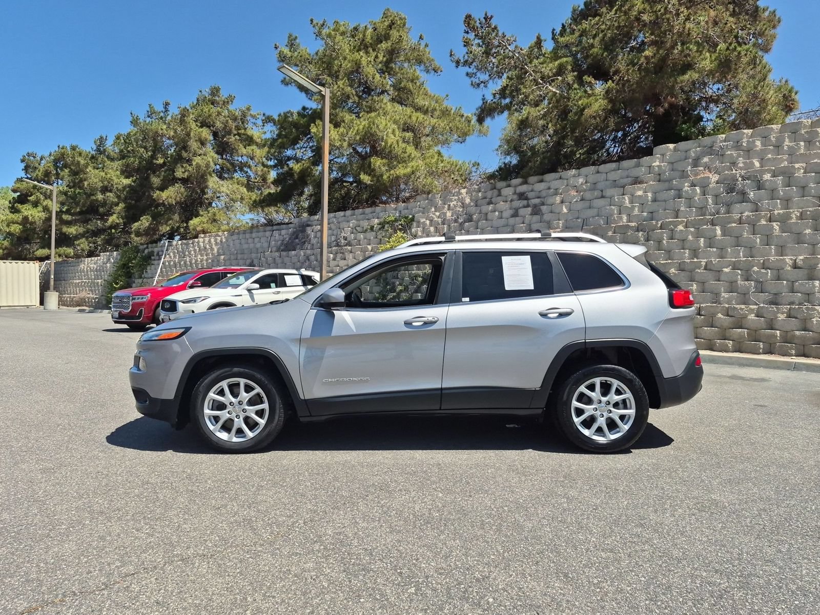 Used 2016 Jeep Cherokee Latitude w/ Comfort/Convenience Group FWD image 2