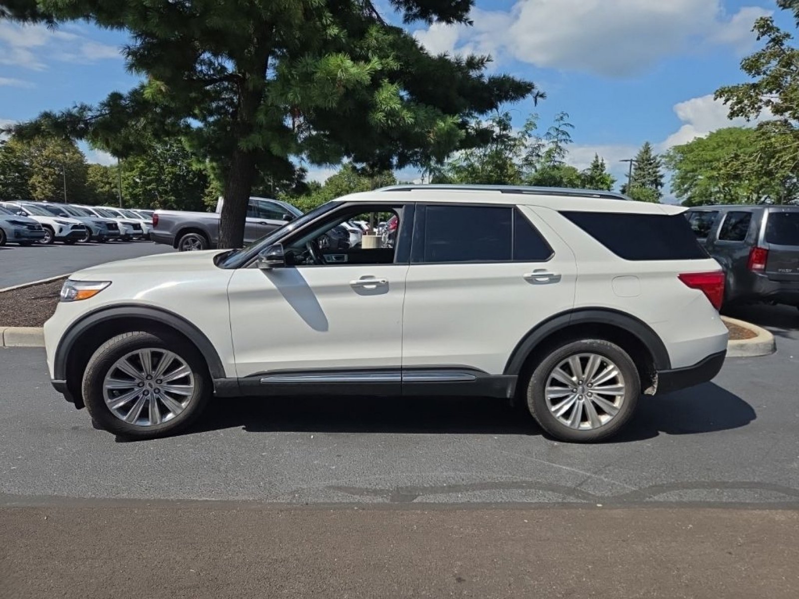 Used 2021 Ford Explorer Limited w/ Hybrid Equipment Group 310A AWD/4WD image 4