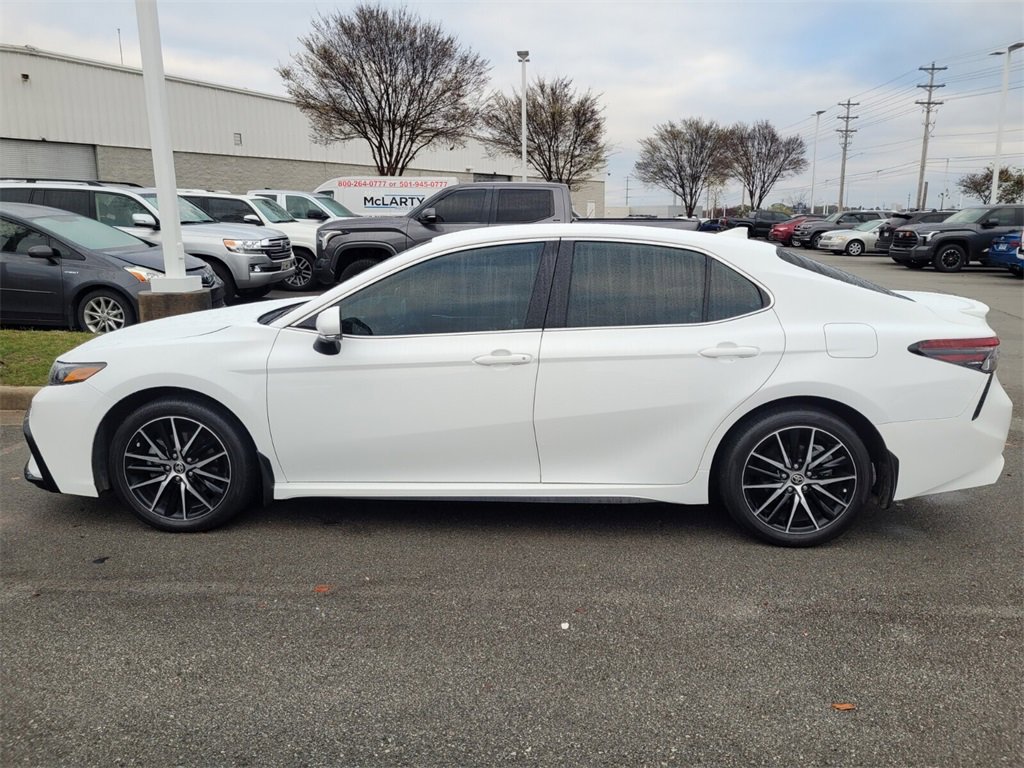 Used 2024 Toyota Camry SE image 3