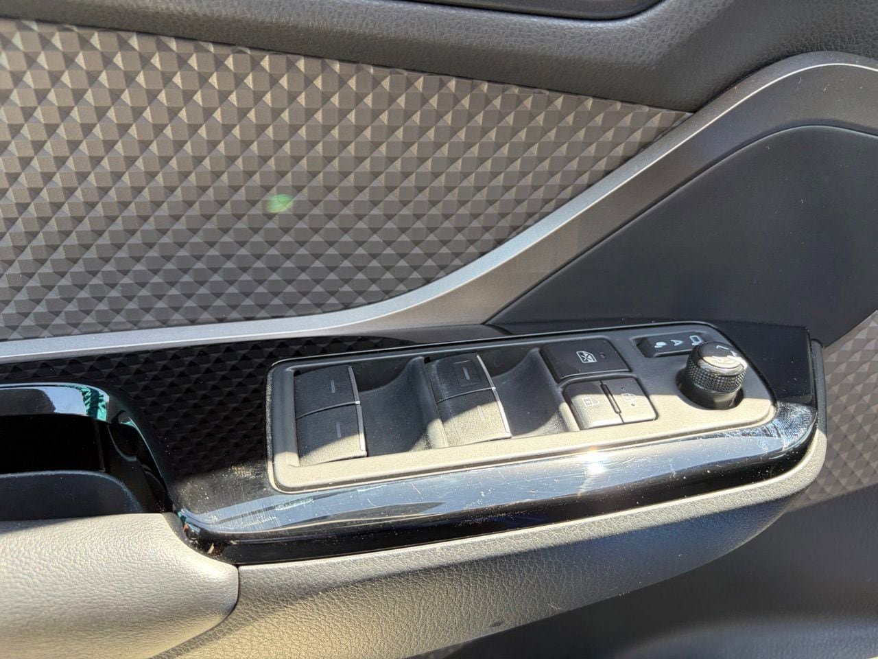 Used 2020 Toyota C-HR Limited FWD image 7