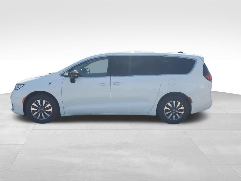 Used 2024 Chrysler Pacifica Limited FWD image 2