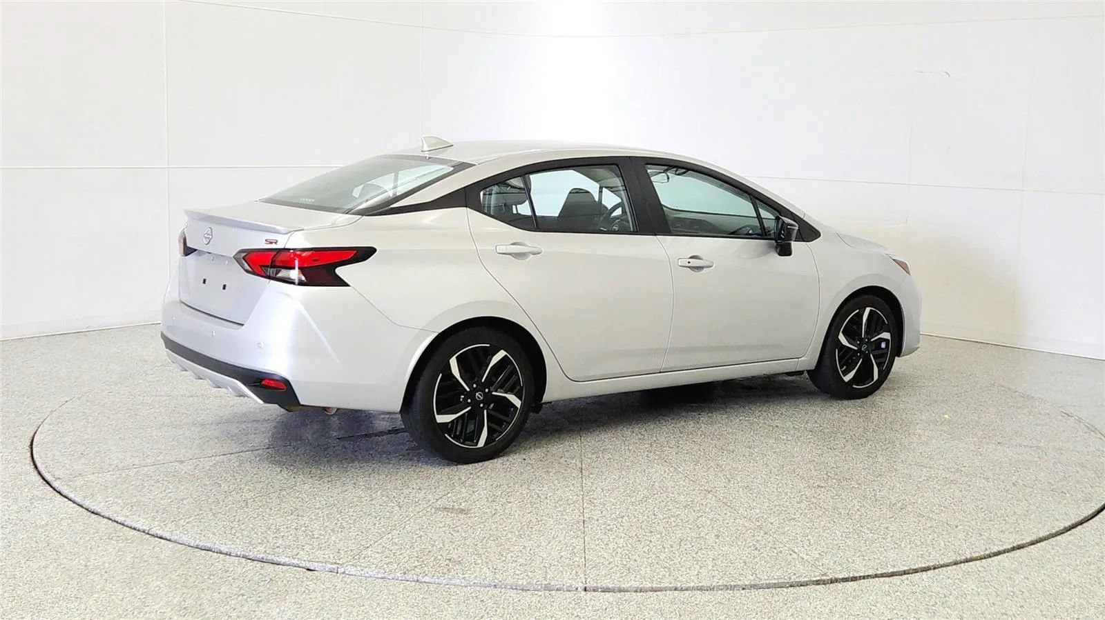 Used 2024 Nissan Versa SR FWD image 7