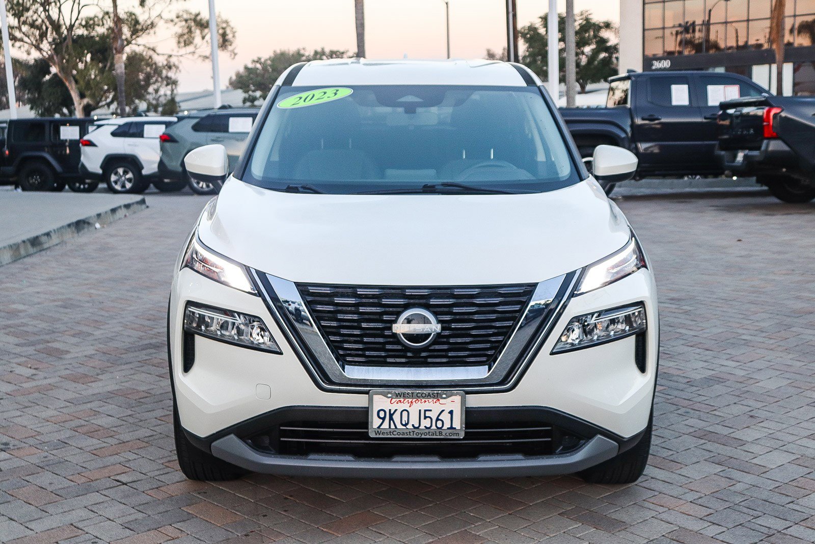 Used 2023 Nissan Rogue SV image 2