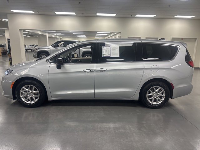 Used 2024 Chrysler Pacifica Touring-L image 4