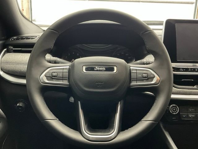 Used 2025 Jeep Compass Latitude image 8