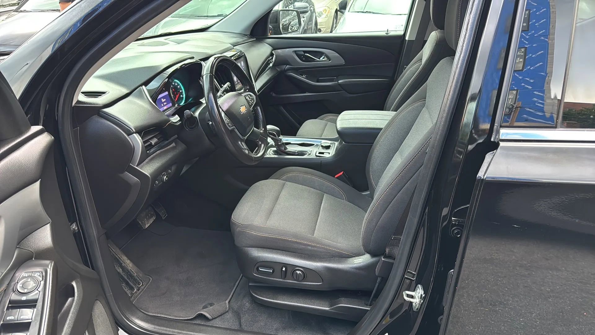Used 2021 Chevrolet Traverse LT image 23
