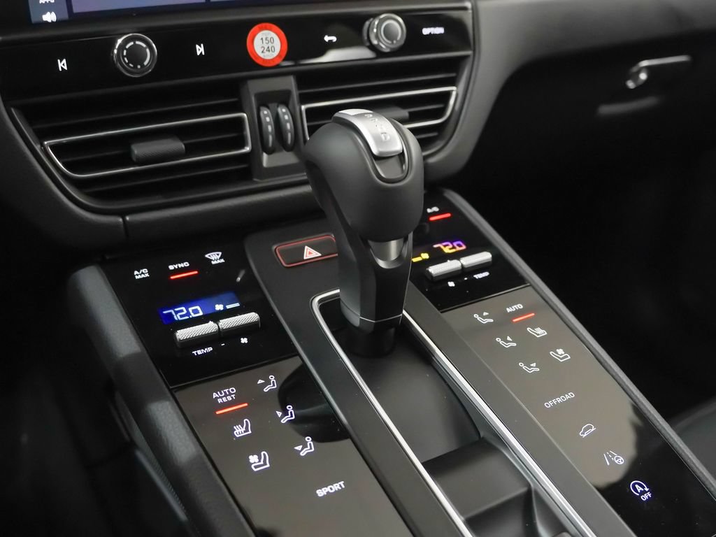 Certified 2026 Porsche Macan AWD/4WD image 33