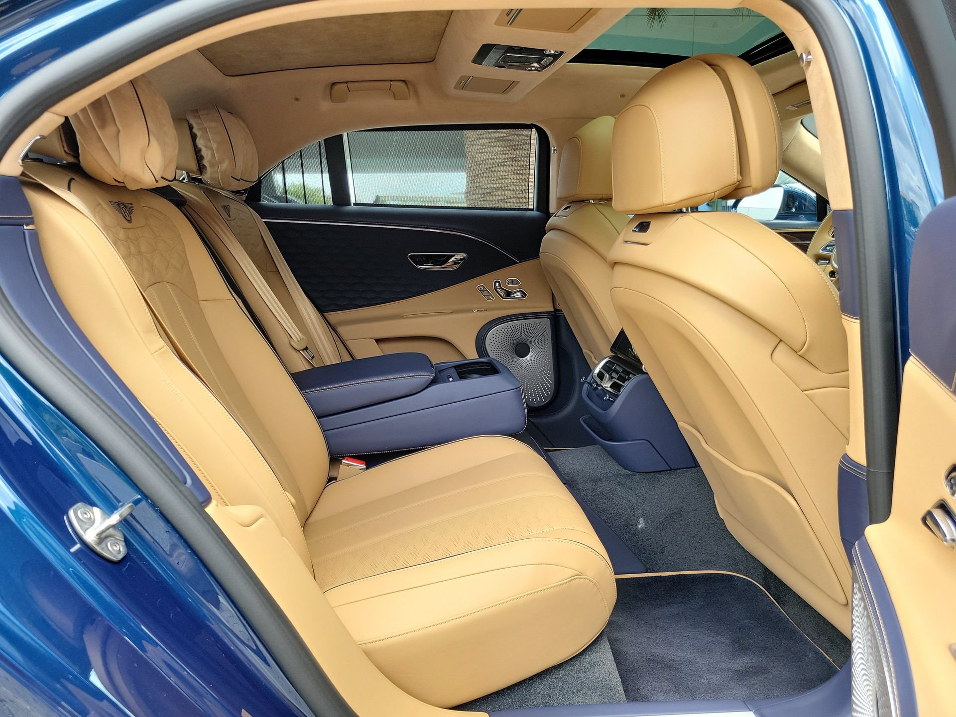 Used 2025 Bentley Flying Spur Plug-In Hybrid AWD/4WD image 34