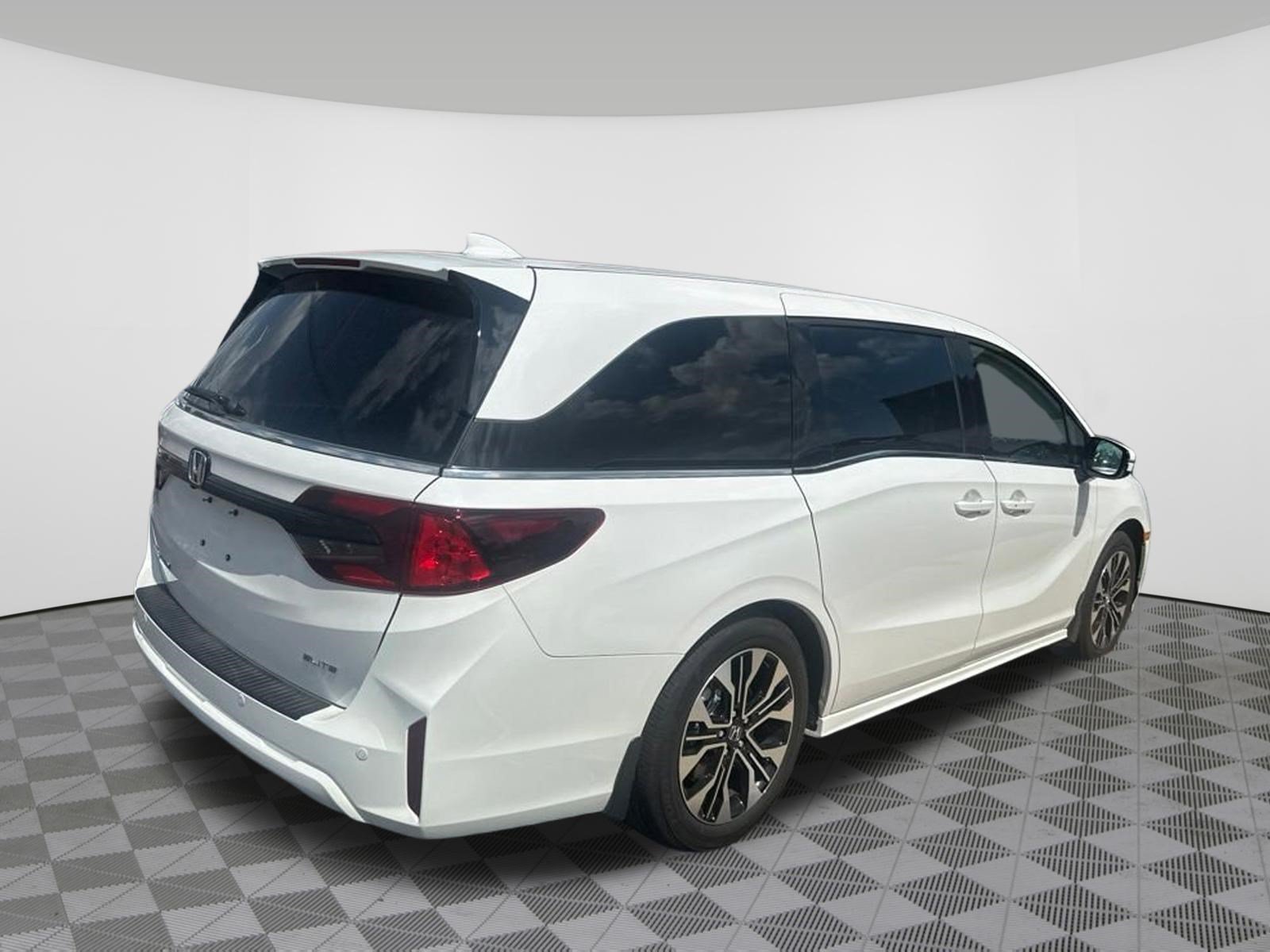 Used 2026 Honda Odyssey Elite image 3