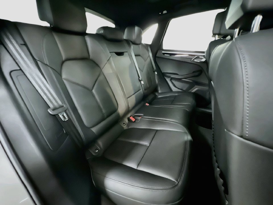 Certified 2024 Porsche Macan AWD/4WD image 28