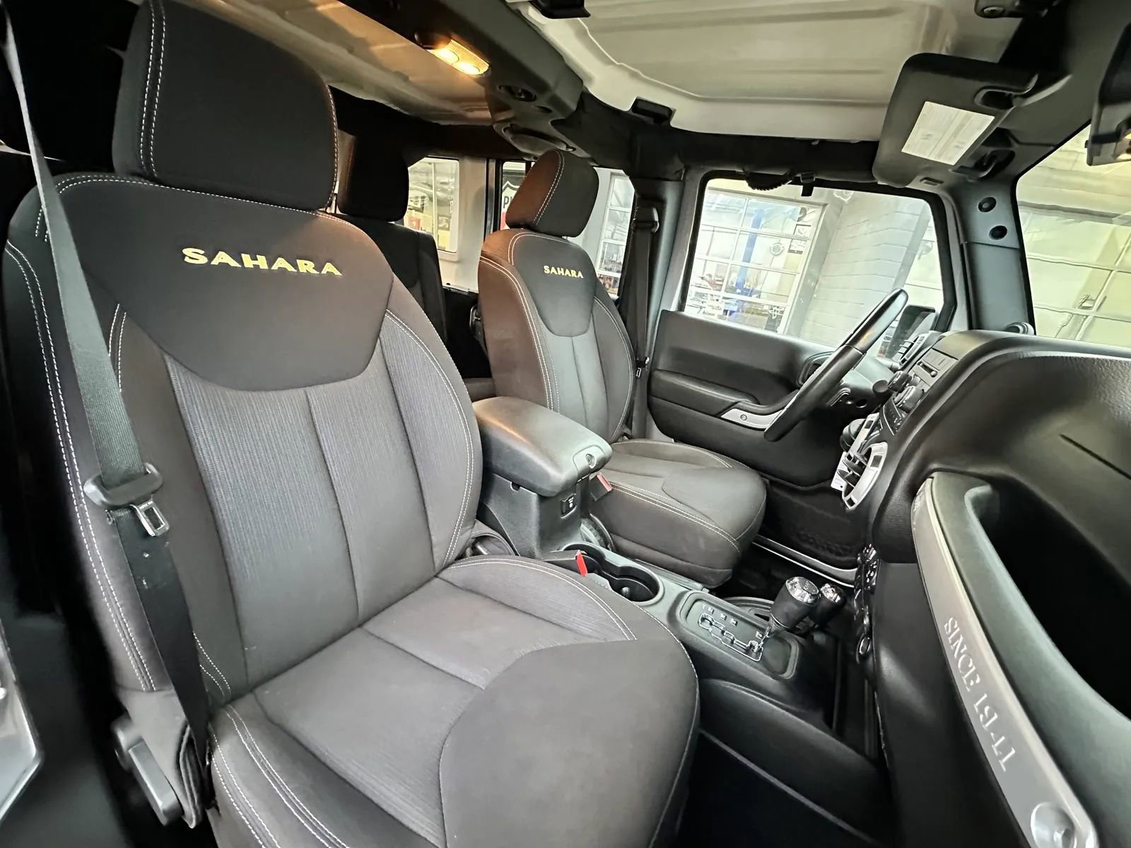 Used 2014 Jeep Wrangler Unlimited Sahara w/ Connectivity Group AWD/4WD image 18